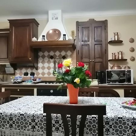 Holiday House Antica Dimora Soggiorni In Langa Centro Storico 라모라 외부 사진