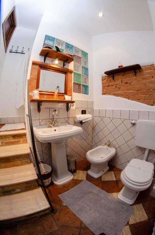 Holiday House Antica Dimora Soggiorni In Langa Centro Storico 라모라 외부 사진