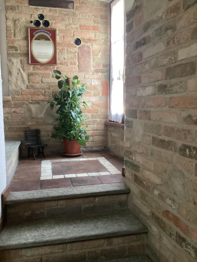 Holiday House Antica Dimora Soggiorni In Langa Centro Storico 라모라 외부 사진