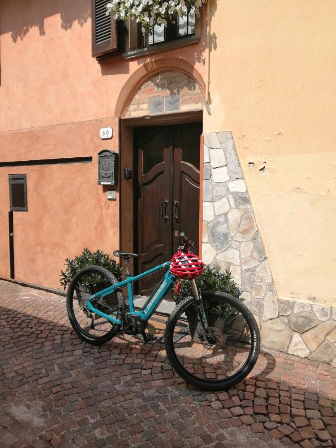 Holiday House Antica Dimora Soggiorni In Langa Centro Storico 라모라 외부 사진