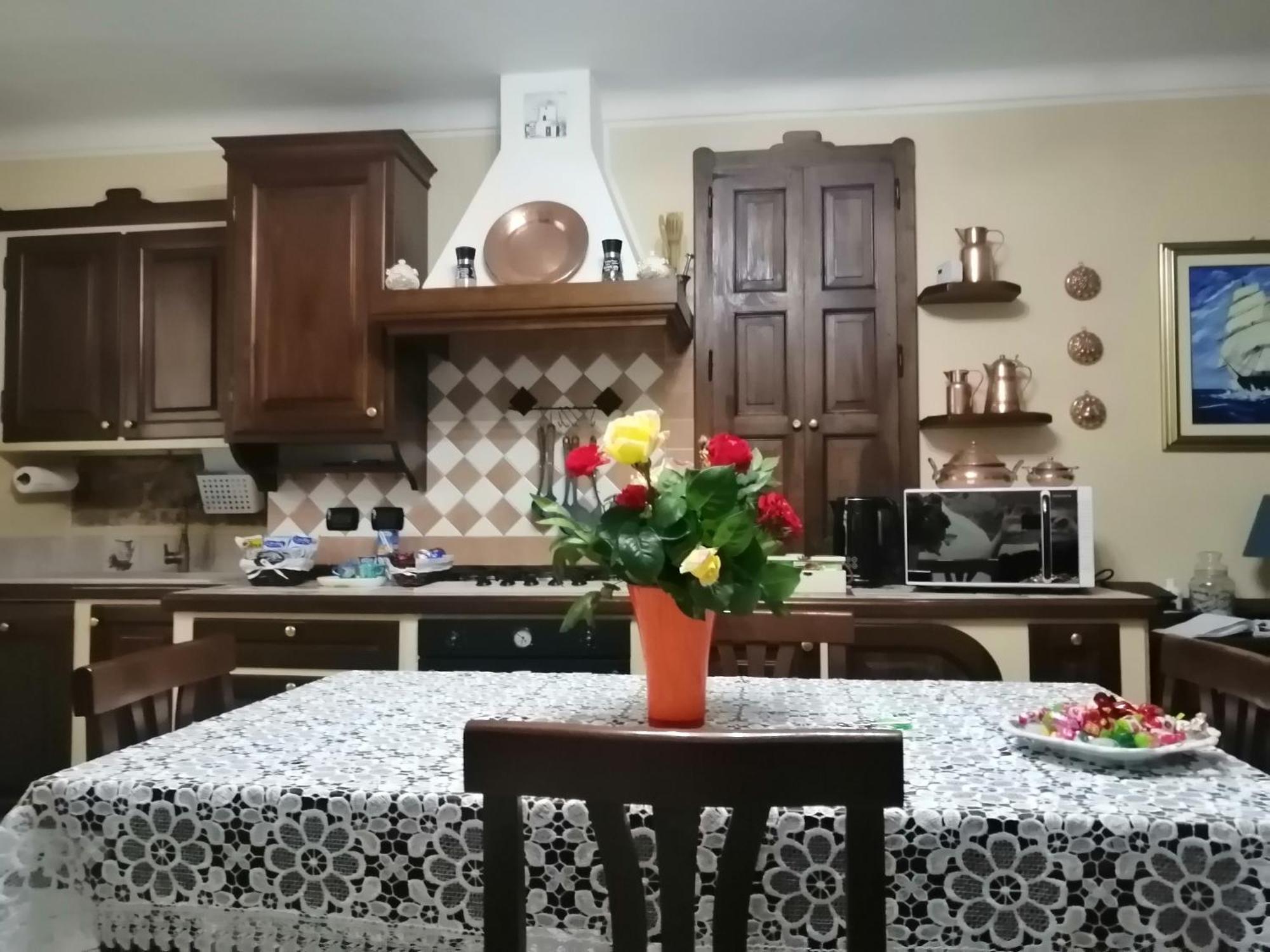 Holiday House Antica Dimora Soggiorni In Langa Centro Storico 라모라 외부 사진