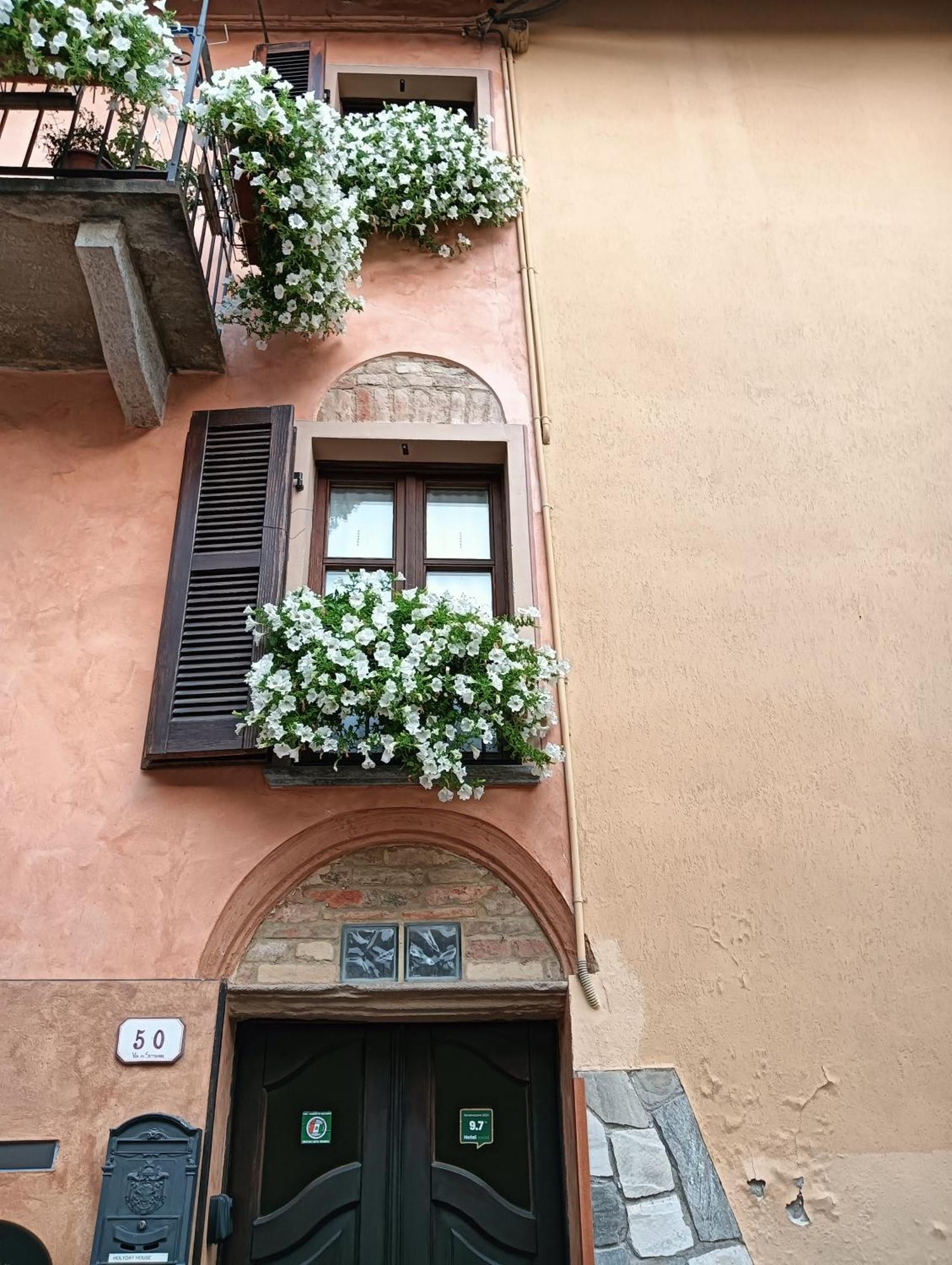 Holiday House Antica Dimora Soggiorni In Langa Centro Storico 라모라 외부 사진